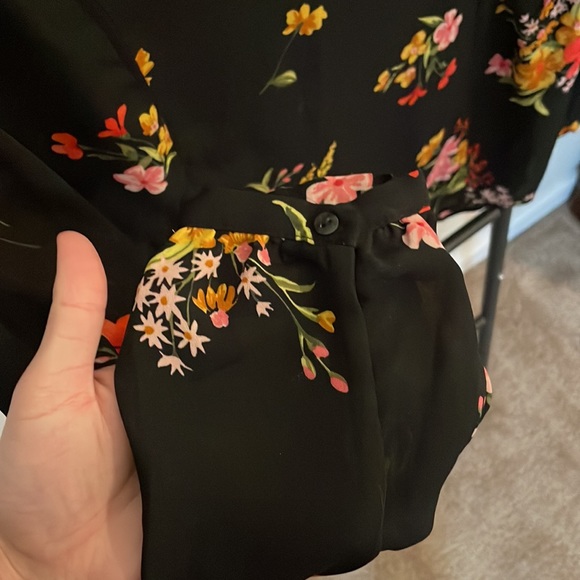 Medium boho floral chiffon-style shirt perfect for the professional bohemian 🥰 - Picture 2 of 6
